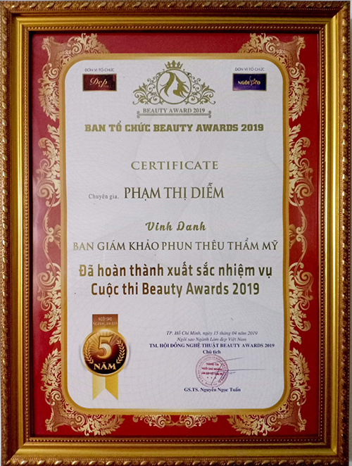 Diem Anh ban giam khao phun xam tham my Beauty Award 2019